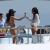 Kylie et Kendall Jenner prennent le soleil sur un yacht en Grèce, le 27 avril 2013.