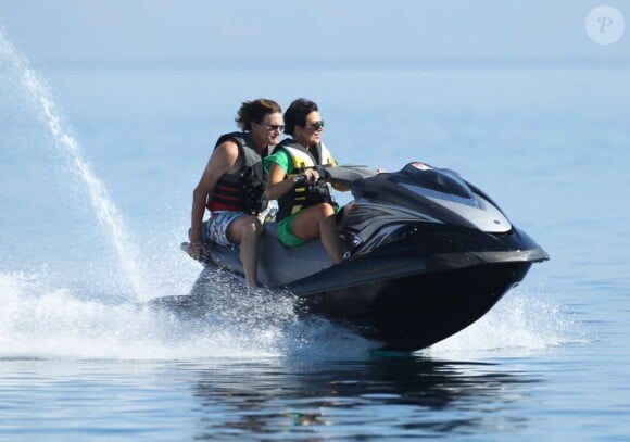 Kris Jenner et Bruce Jenner font du jet-ski pendant leurs vacances en famille en Grèce, le 27 avril 2013.