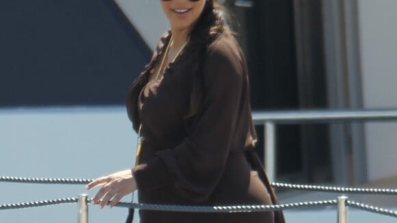 Kim Kardashian, enceinte : Yacht de luxe et jet-ski pour ses vacances en famille
