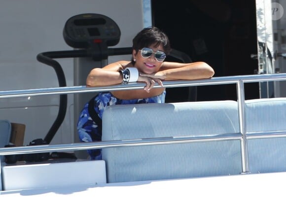 Kris Jenner profite avec ses filles et son mari Bruce Jenner de vacances sur un yacht en Grèce, le 27 avril 2013.