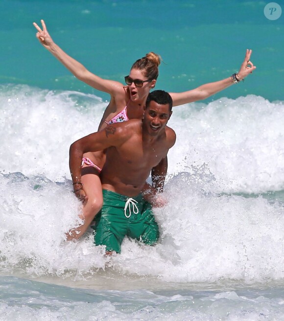 Doutzen Kroes et son mari Sunnery James jouent comme des enfants dans l'eau à Miami, le 28 avril 2013.