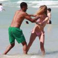 Doutzen Kroes et son mari Sunnery James jouent comme des enfants dans l'eau à Miami, le 28 avril 2013.