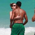 Pause tendresse entre Doutzen Kroes et son mari Sunnery James qui se baignent avec des amis à Miami, le 28 avril 2013.