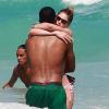 Pause tendresse entre Doutzen Kroes et son mari Sunnery James qui se baignent avec des amis à Miami, le 28 avril 2013.