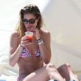 Doutzen Kroes profite de la douceur de la Floride lors d'une pause sur la plage à Miami