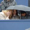 Xisca, la compagne de Rafael Nadal, assiste sous la pluie au sacre de son homme en finale du tournoi de Barcelone le 28 avril 2013 en compagnie d'Ana Maria Parera et Maria Isabel Nadal, mère et soeur de Rafa Nadal