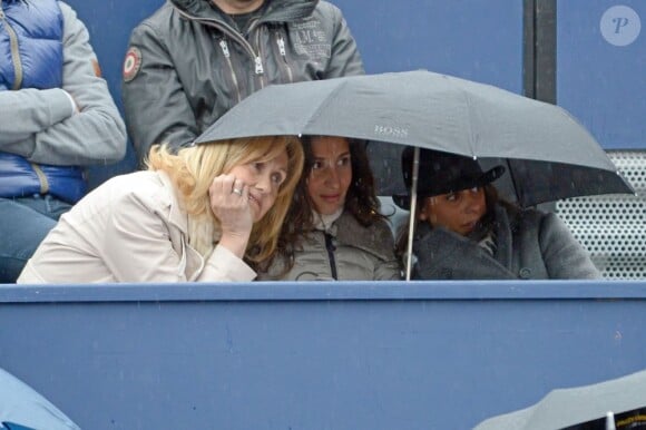 Xisca, la compagne de Rafael Nadal, assiste sous la pluie au sacre de son homme en finale du tournoi de Barcelone le 28 avril 2013 en compagnie d'Ana Maria Parera et Maria Isabel Nadal, mère et soeur de Rafa Nadal