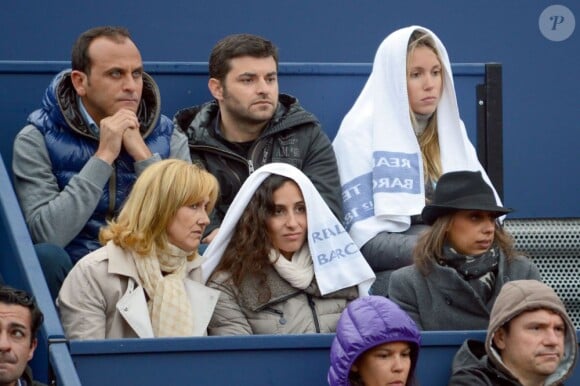 Xisca, la compagne de Rafael Nadal, assiste au sacre de son homme en finale du tournoi de Barcelone le 28 avril 2013 en compagnie d'Ana Maria Parera et Maria Isabel Nadal, mère et soeur de Rafa Nadal, le tout sous la pluie