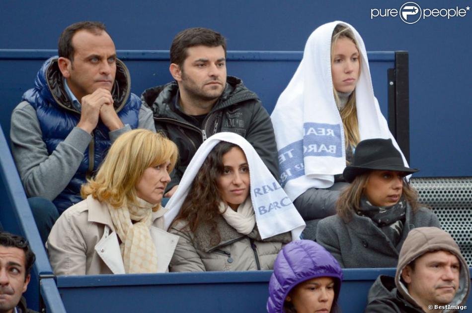 Xisca, la compagne de Rafael Nadal, assiste au sacre de son homme en finale du tournoi de Barcelone le 28 avril 2013 en compagnie d&#039;Ana Maria Parera et Maria Isabel Nadal, mère et soeur de Rafa Nadal, le tout sous la pluie