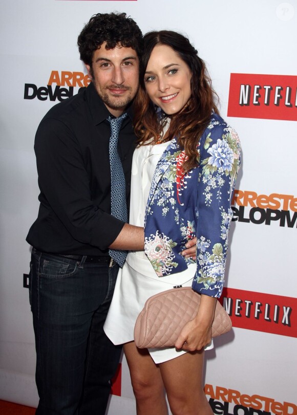 Jason Biggs et sa femme à la soirée de présentation par le site Netflix de la saison 4 de Arrested Development à Hollywood, le 29 avril 2013.