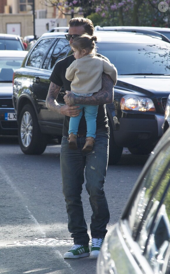 David Beckham et son adorable fille Harper dans les rues de Londres, le 30 avril 2013.