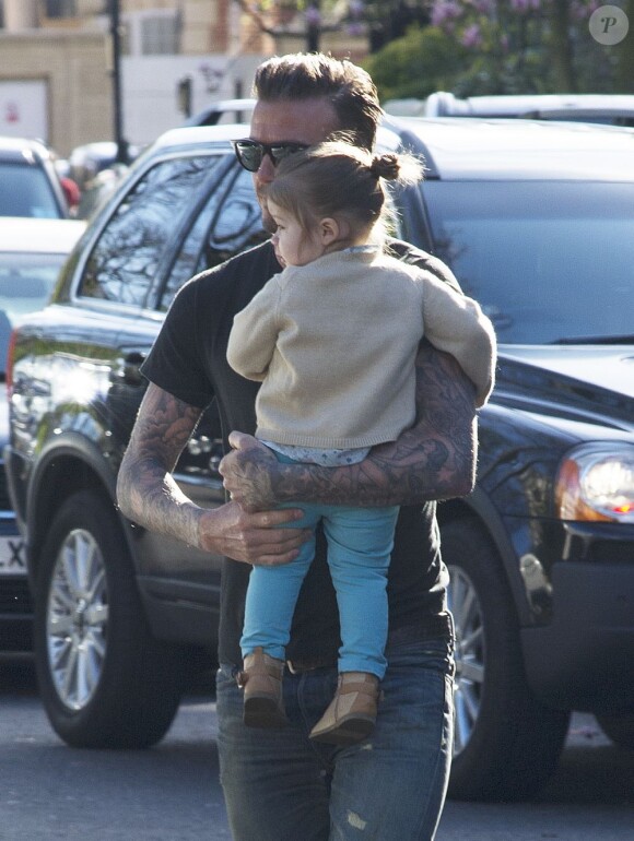 David Beckham et sa fille Harper dans les rues de Londres, le 30 avril 2013.