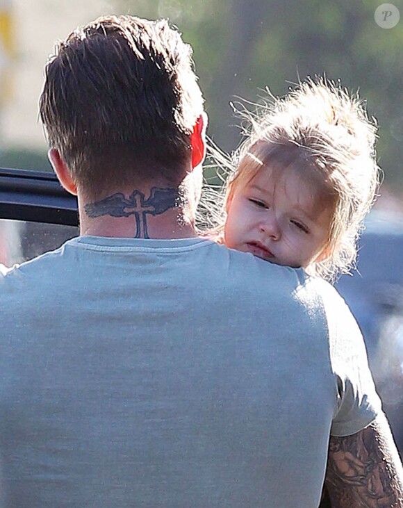 David Beckham et sa fille Harper, en larmes, se promènent à Londres, le 30 avril 2013.