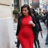 Kim Kardashian, enceinte, fait du shopping à Paris avec son chéri Kanye West. Le 30 avril 2013.