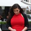 Kim Kardashian quitte le restaurant l'Avenue dans le VIIIe arrondissement de Paris après sa séance shopping. Le 30 avril 2013.