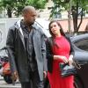Kim Kardashian et Kanye West font du shopping dans les boutiques de luxe du VIIIe arrondissement de Paris. Le 30 avril 2013.