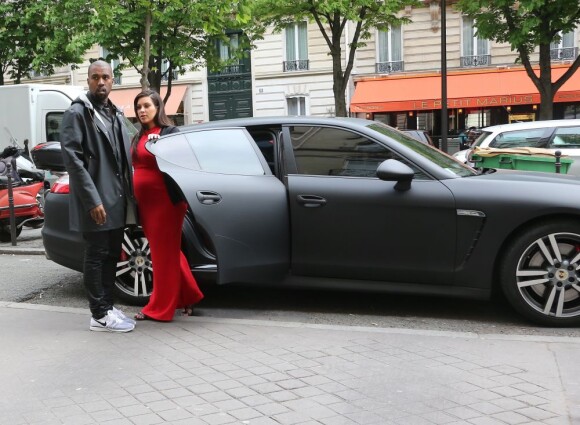 Kim Kardashian et Kanye West, privilégiés avec un chauffeur en Porsche à leur disposition, font du shopping dans le VIIIe arrondissement. Paris, le 30 avril 2013.