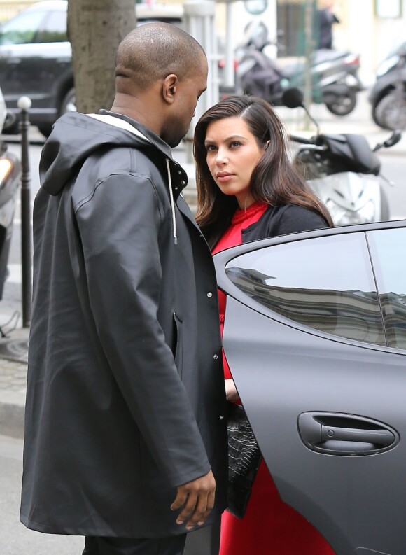 Kim Kardashian et son compagnon Kanye West font du shopping à Paris. Le 30 avril 2013.