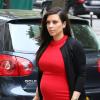 Kim Kardashian, enceinte, fait du shopping à Paris avec son chéri Kanye West. Le 30 avril 2013.