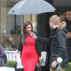 Kim Kardashian quitte le restaurant l'Avenue dans le VIIIe arrondissement de Paris après sa séance shopping. Le 30 avril 2013.