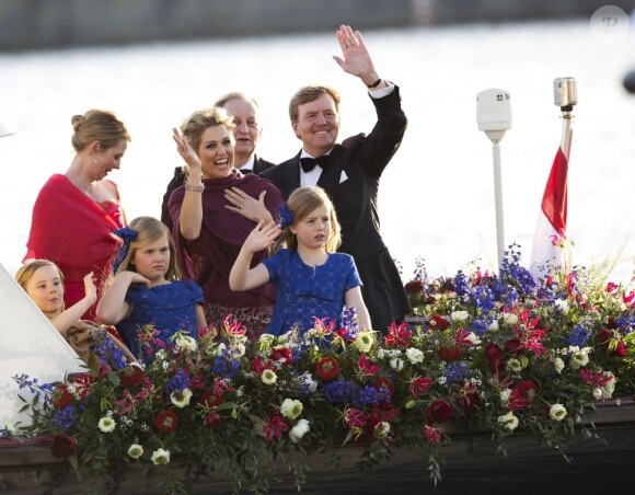 Le roi Willem-Alexander, la reine Maxima et leurs trois filles lors de la parade aquatique de l'intronisation du roi Willem-Alexander des Pays-Bas, le 30 avril 2013 à Amsterdam.