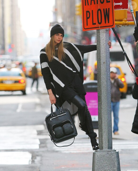 Cara Delevingne en plein shooting photo pour DKNY à New York, le 21 mars 2013.