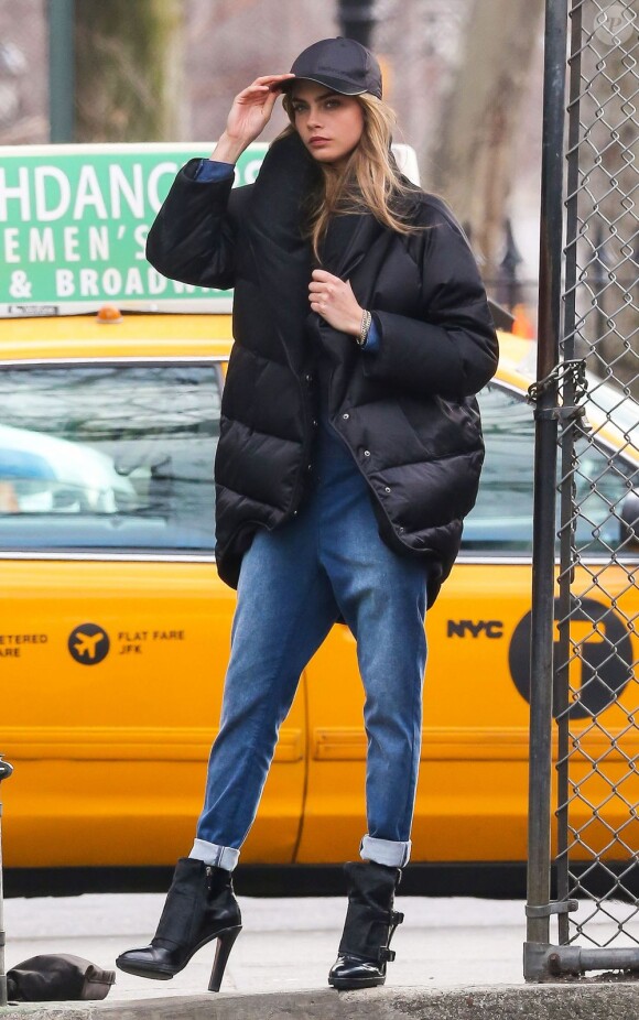 Cara Delevingne en plein shooting photo pour DKNY à New York, le 20 mars 2013.