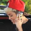 Exclusif - Miley Cyrus, au téléphone, porte un t-shirt "Sex Drugs & Rap" signé Diamond Supply & Co. à Los Angeles. Le 30 avril 2013.