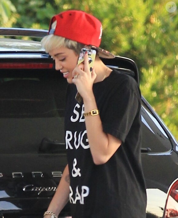 Exclusif - Miley Cyrus, au téléphone, porte un t-shirt "Sex Drugs & Rap" signé Diamond Supply & Co. à Los Angeles. Le 30 avril 2013.