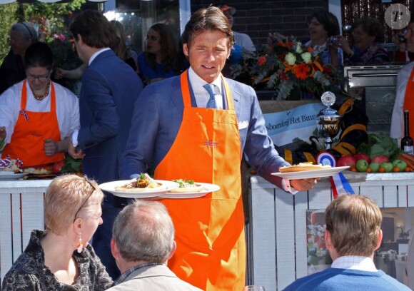Le prince Maurits en plein bénévolat lors du Jour de la reine 2012, le 30 avril 2012.