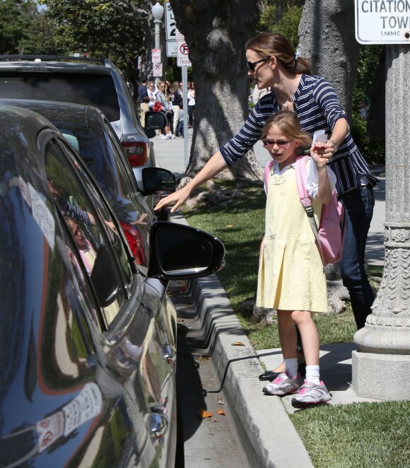 Jennifer Garner va chercher sa fille Violet à l'école, mais elle se trompe de voiture à Brentwood, le 1er mai 2013 ! Oups, une erreur est si vite arrivée