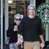 Miley Cyrus et son petit ami Liam Hemsworth ont acheté des boissons au Starbucks à Los Angeles, le 22 décembre 2012.
