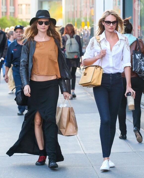 Les belles amies Candice Swanepoel et Behati Prinsloo lors d'une virée shopping à New York le 1er mai 2013