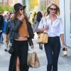 Les Anges de Victoria's Secret Candice Swanepoel et Behati Prinsloo font du shopping à New York, le 1er mai 2013.