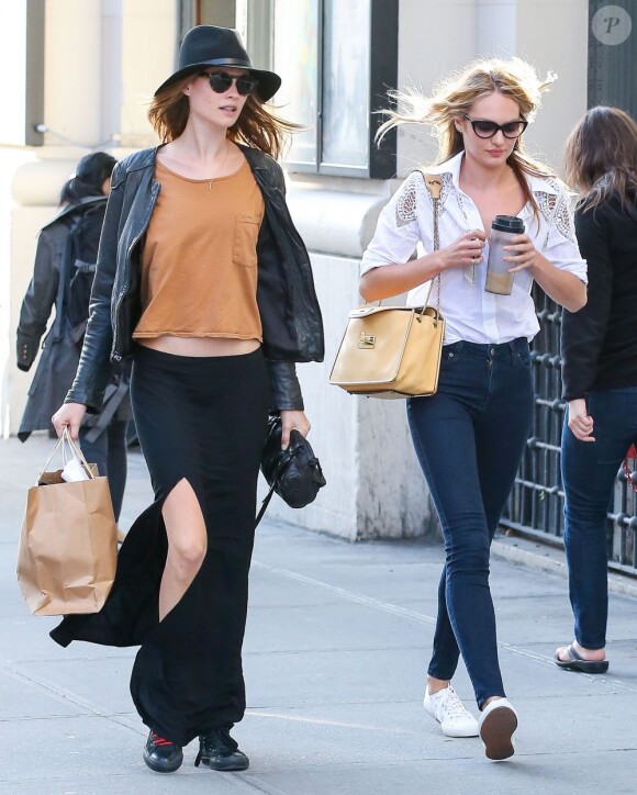 Les belles amies Candice Swanepoel et Behati Prinsloo en mode incognito lors d'une virée shopping à New York le 1er mai 2013