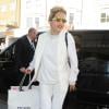 Rita Ora, tout de blanc vêtue avec un sac Boy de Chanel porté en bandoulière et des baskets Reebok x Keith Haring, fait du shopping à Londres. Le 2 mai 2013.