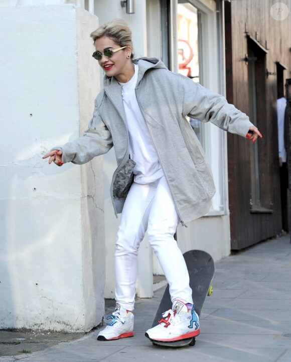 La chanteuse Rita Ora s'essaye au skate dans les rues de Londres, le 2 mai 2013.