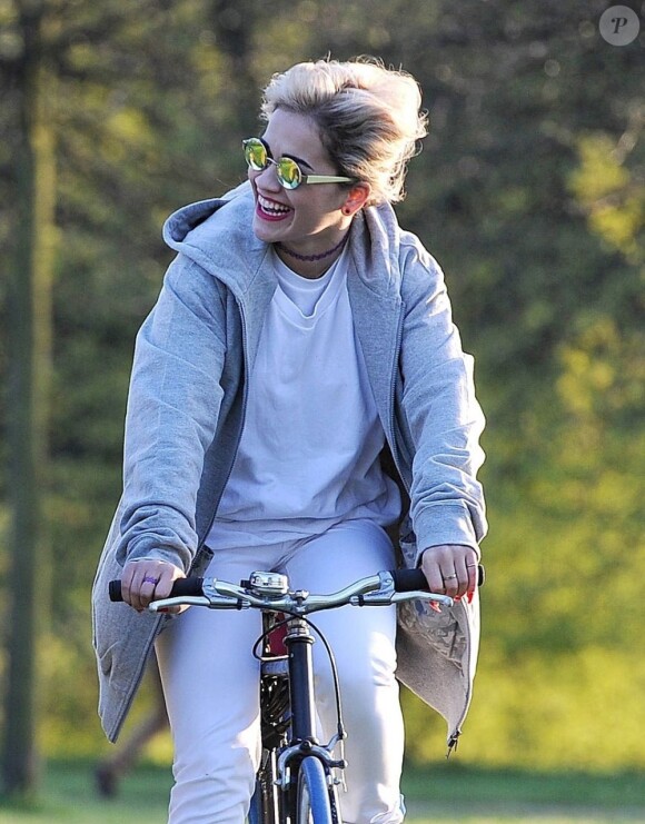 Rita Ora à vélo à Hyde Park, profite d'un moment de simplicité avec son amie Cara Delevingne. Londres, le 2 mai 2013.