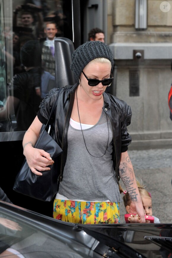 Pink et sa petite tête blonde, Willow, sortant de leur hôtel à Berlin le vendredi 3 mai 2013.
