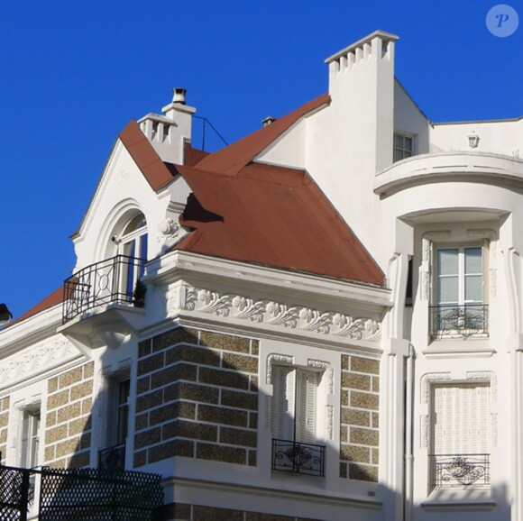 Le duplex de 100m2 au dernier étage de la maison de Dalida à Montmartre, où elle vécut près de 25 ans, rue d'Orchampt dans le XVIIIe arrondissement de Paris, est à vendre, pour 2,35 millions d'euros.