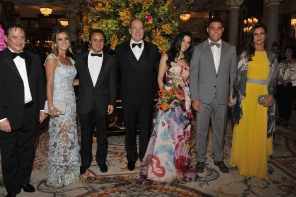 André de Montigny, Felipe Massa et sa femme Raffaela Bassi, le prince Albert, Luciana de Montigny, et Ronaldo et sa petite amie lors de la première soirée de la nuit brésilienne à Monaco le 4 mai 2013