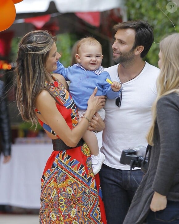 La superbe Alessandra Ambrosio a fêté le premier anniversaire de son fils Noah entourée de sa famille, son fiancé et sa fille Anja. Le 5 mai 2013