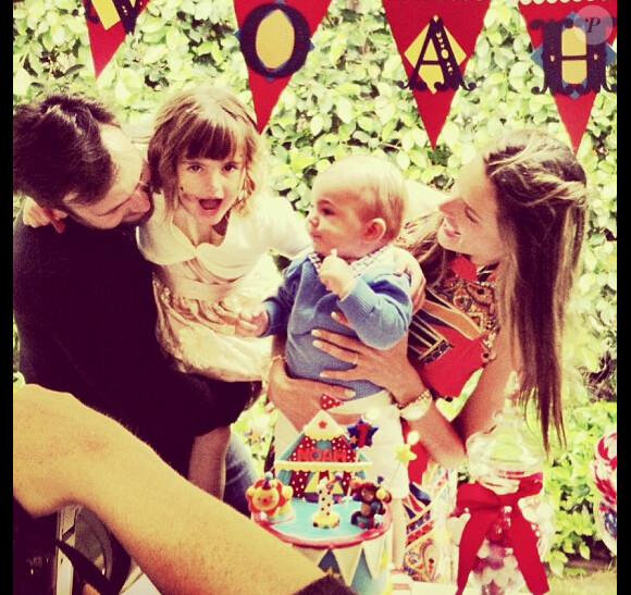 Belle journée pour Alessandra Ambrosio et sa famille qui ont célébré l'anniversaire de son fils Noah. Le 5 mai 2013 à Los Angeles. Photo Instagram d'Alessandra Ambrosio