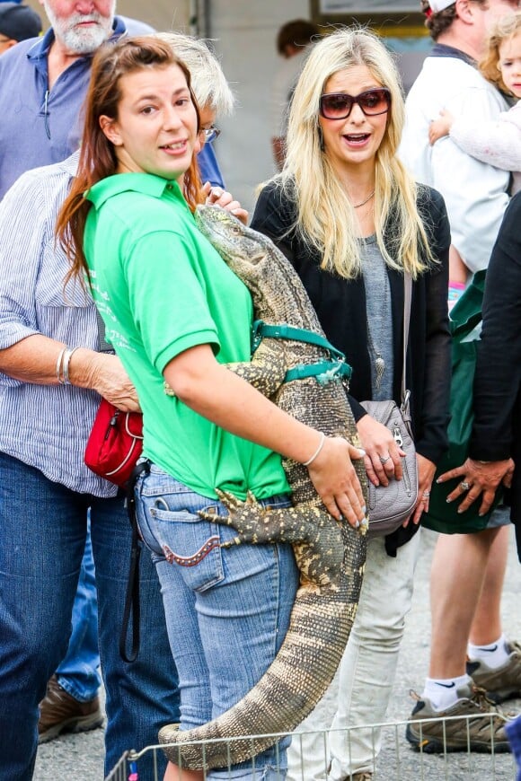 L'actrice Sarah Michelle Gellar a emmené sa fille Charlotte au Farmer's Market à Los Angeles, le 5 mai 2013. La petite fille a eu la chance de faire du poney et d'approcher une tortue géante. L'actrice quant à elle a osé s'approcher de près d'un dragon de Komodo.