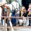 Sarah Michelle Gellar a emmené sa fille Charlotte au Farmer's Market à Los Angeles, le 5 mai 2013. La petite fille a eu la chance de faire du poney et d'approcher une tortue géante. L'actrice quant à elle a osé s'approcher de près d'un dragon de Komodo.
