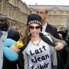 Cara Delevingn, rebelle à la sortie du défilé Louis Vuitton à Paris en mars 2013