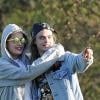 Rita Ora et son amie Cara Delevingne s'amusent dans un parc avec des amis à Londres, le 2 mai 2013.