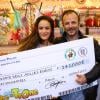 Alice David et Pierre-François Martin-Laval reçoivent 142 000 euros pour Les Toiles Enchantées à la Foire du Trône, Paris, le 5 mai 2013.