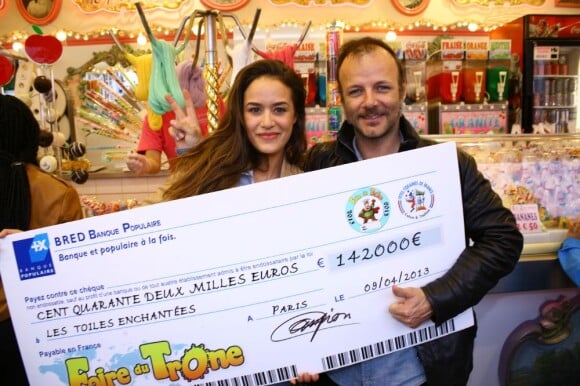 Alice David et Pierre-François Martin-Laval reçoivent 142 000 euros pour Les Toiles Enchantées à la Foire du Trône, Paris, le 5 mai 2013.
