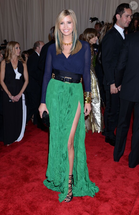 Ivanka Trump assiste au gala Punk: Chaos to Couture du Costume Institute au Metropolitan Museum of Art, habillée d'une robe Juan Carlos Abando et de souliers Tom Ford. New York, le 6 mai 2013.